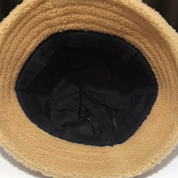 Több színben feliratos plüss női sapka