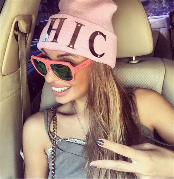 Palarie tricotata cu litere stralucitoare