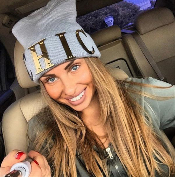 Palarie tricotata cu litere stralucitoare