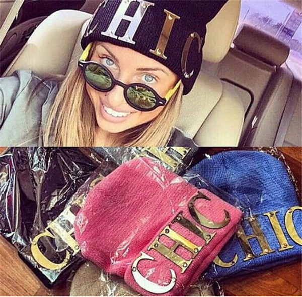 Palarie tricotata cu litere stralucitoare