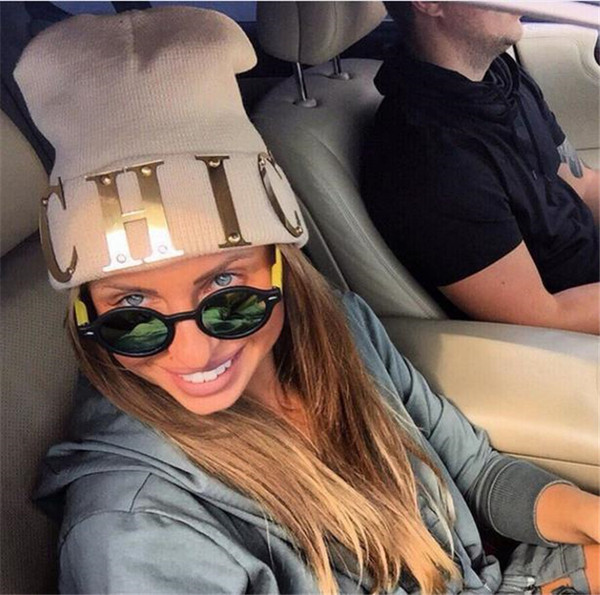 Palarie tricotata cu litere stralucitoare