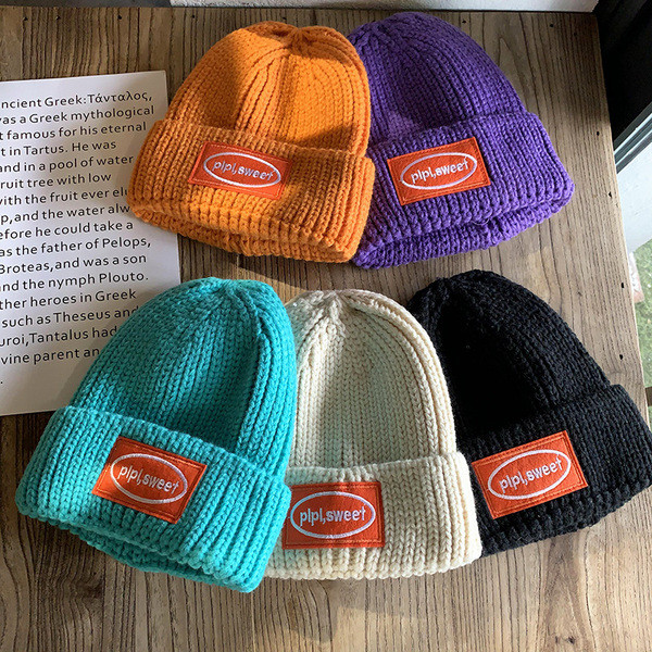 Palarie de dama tricotata cu emblema