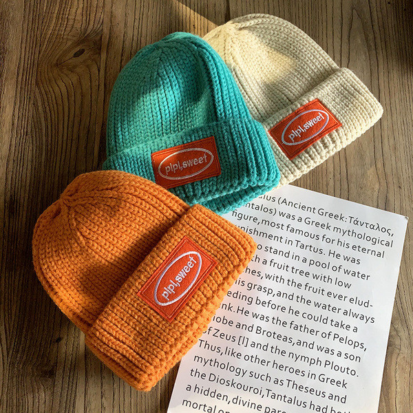 Palarie de dama tricotata cu emblema