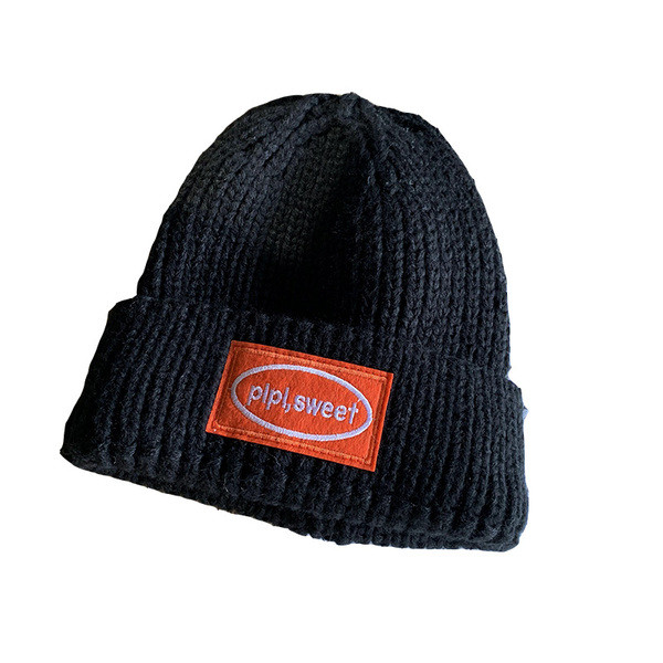 Palarie de dama tricotata cu emblema