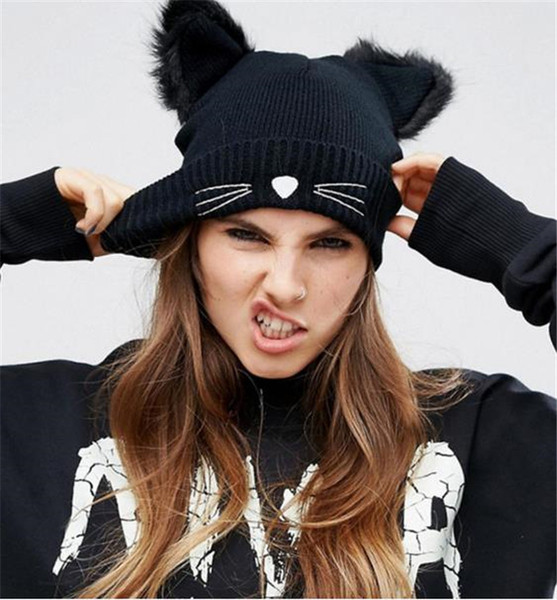 Modern kötött sapka 3D elemekkel és hímzéssel