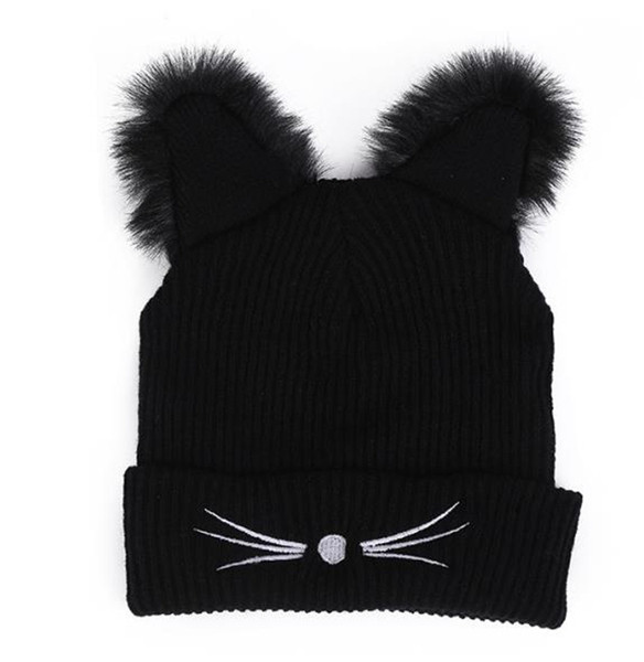 Modern kötött sapka 3D elemekkel és hímzéssel