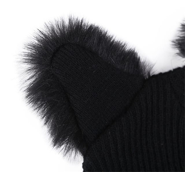 Modern kötött sapka 3D elemekkel és hímzéssel