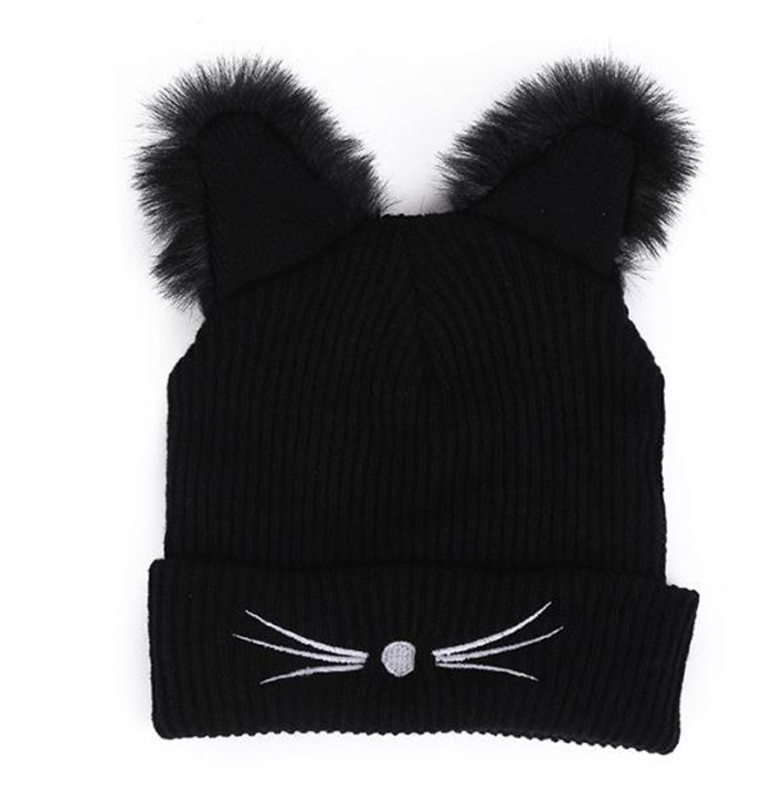 Modern kötött sapka 3D elemekkel és hímzéssel