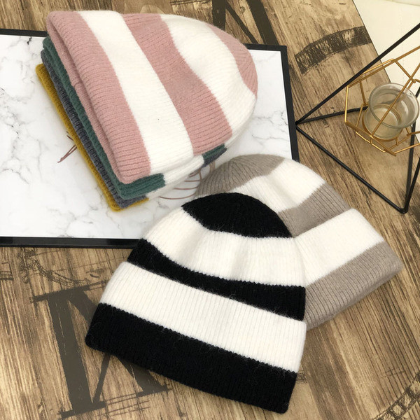 Pălărie cu dungi tricotată pentru femei