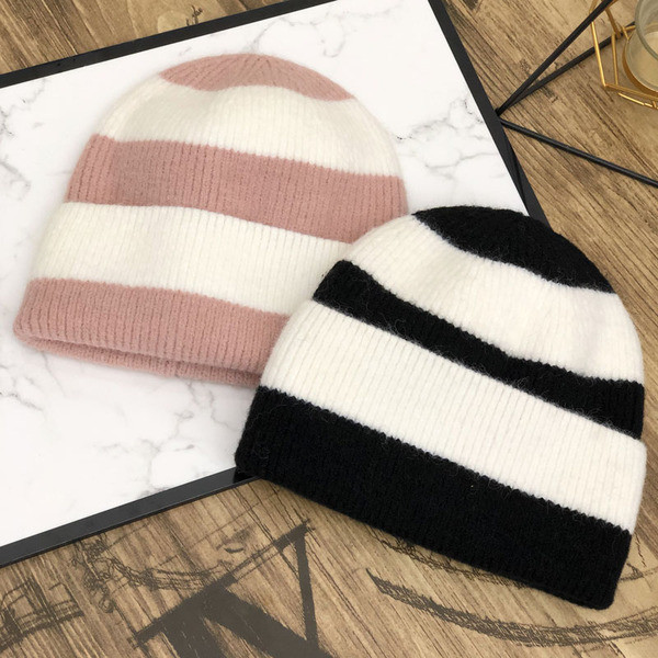 Pălărie cu dungi tricotată pentru femei