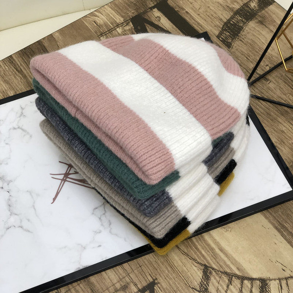 Pălărie cu dungi tricotată pentru femei