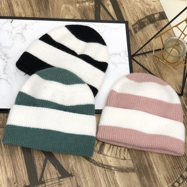 Pălărie cu dungi tricotată pentru femei