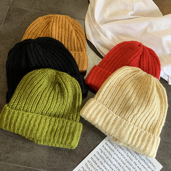 Model de pălărie tricotată de damă lejer, curat