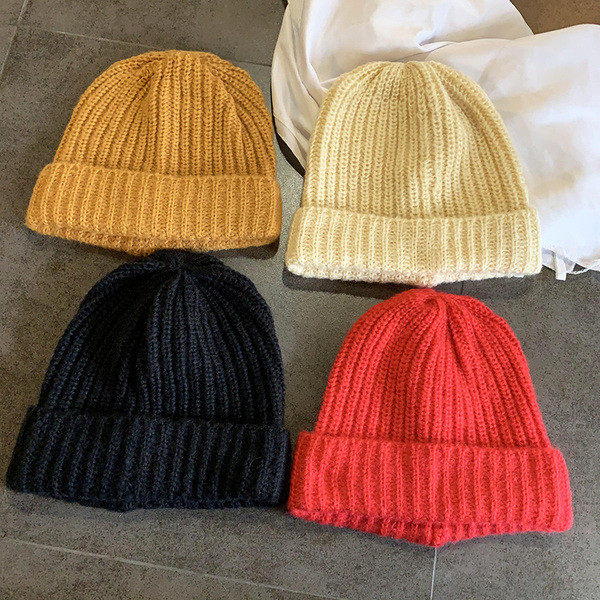 Model de pălărie tricotată de damă lejer, curat