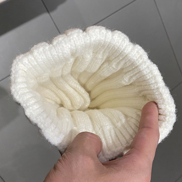 Palarie de iarna de dama cu emblema