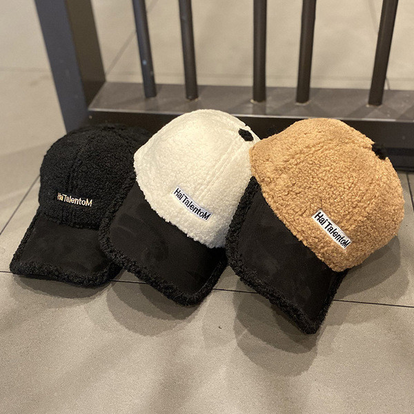 Női sapka gyapjúval és napellenzővel