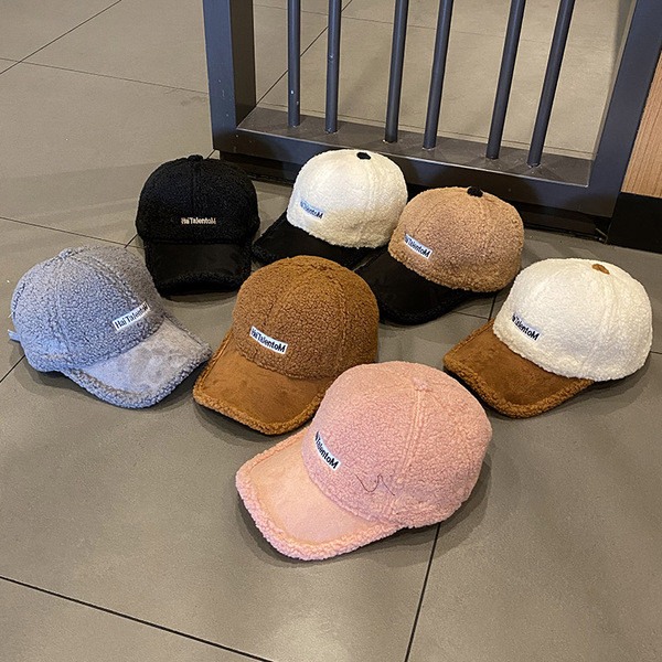 Női sapka gyapjúval és napellenzővel