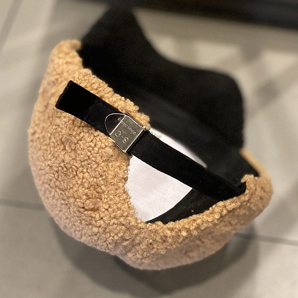 Női sapka gyapjúval és napellenzővel