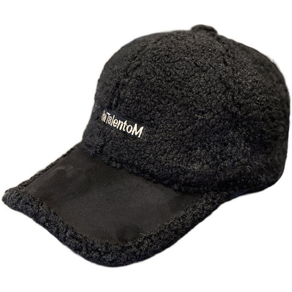 Női sapka gyapjúval és napellenzővel