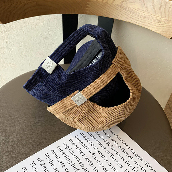 Ženska kapa sa šilterom-retro stil