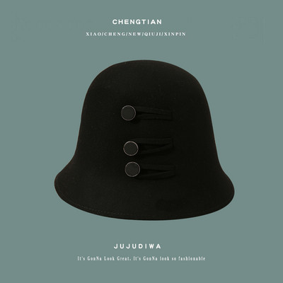 Hétköznapi női téli sapka gombokkal