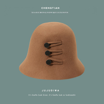 Hétköznapi női téli sapka gombokkal