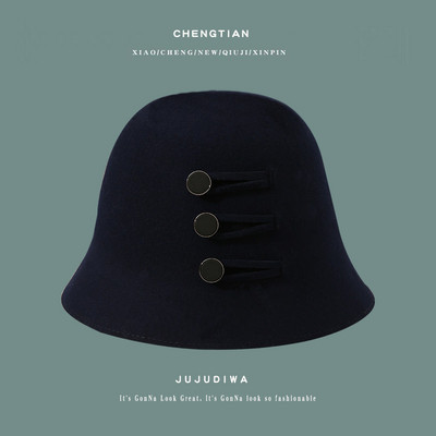 Hétköznapi női téli sapka gombokkal