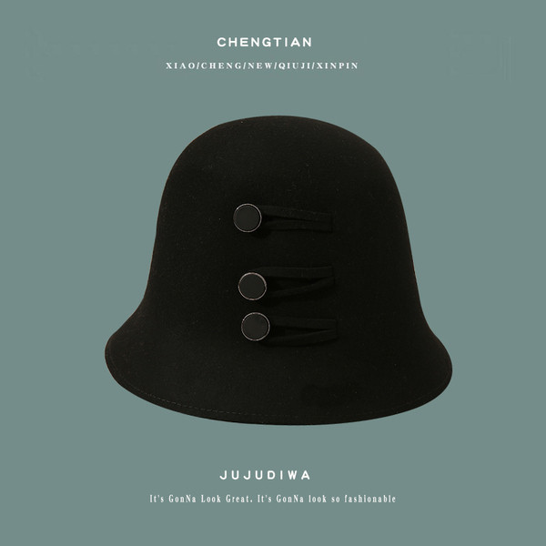 Hétköznapi női téli sapka gombokkal