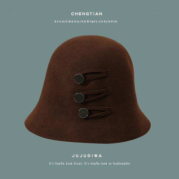 Hétköznapi női téli sapka gombokkal