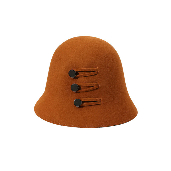 Hétköznapi női téli sapka gombokkal