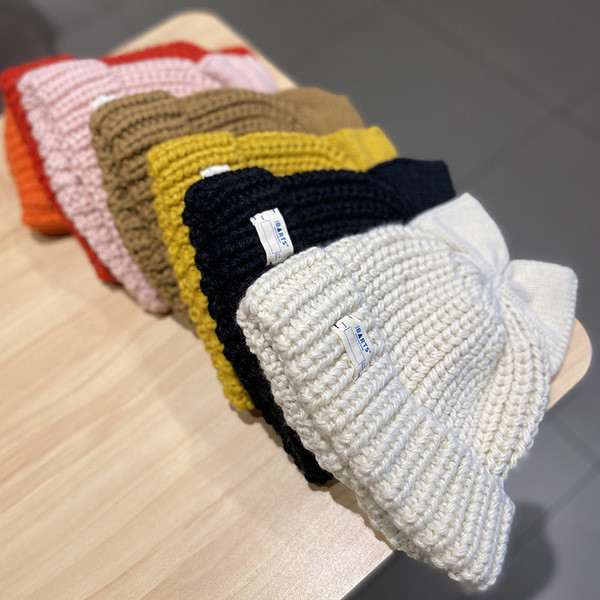 Női téli gyapjú sapka 3D szalag elemmel