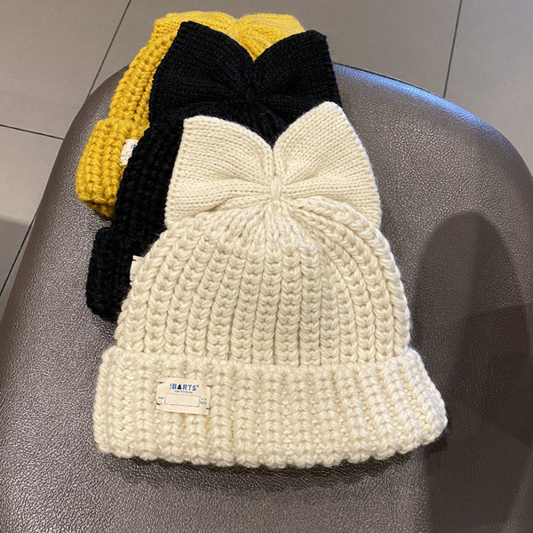 Női téli gyapjú sapka 3D szalag elemmel