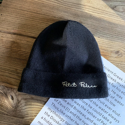 Női téli sapka hímzéssel