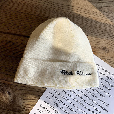 Női téli sapka hímzéssel