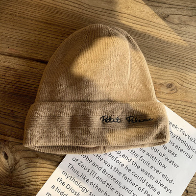 Női téli sapka hímzéssel