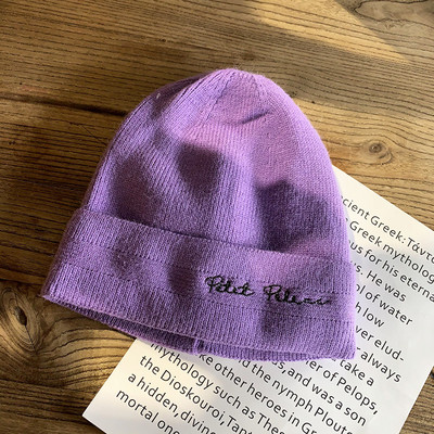 Női téli sapka hímzéssel