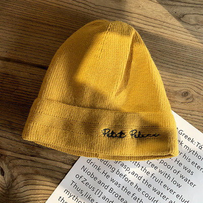 Női téli sapka hímzéssel