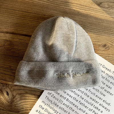 Női téli sapka hímzéssel