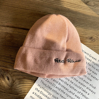 Női téli sapka hímzéssel