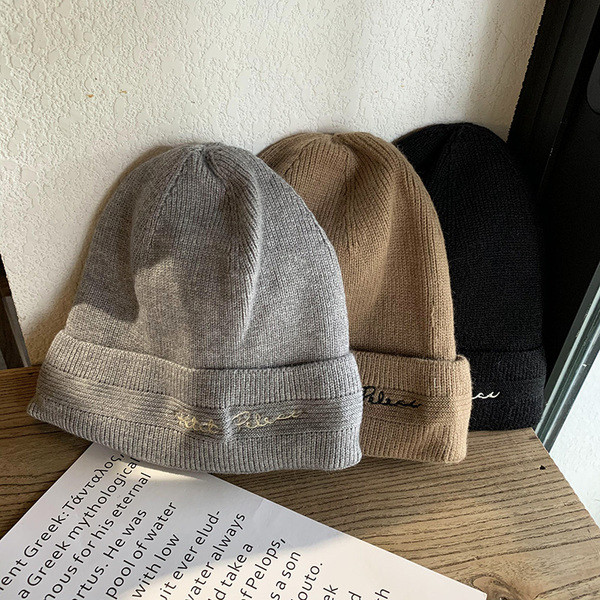 Női téli sapka hímzéssel