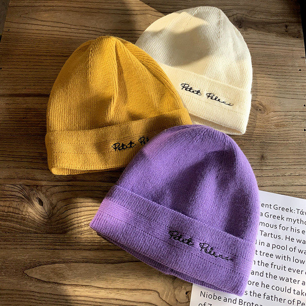 Női téli sapka hímzéssel