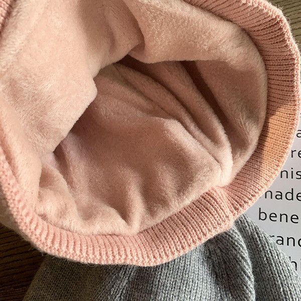 Női téli sapka hímzéssel