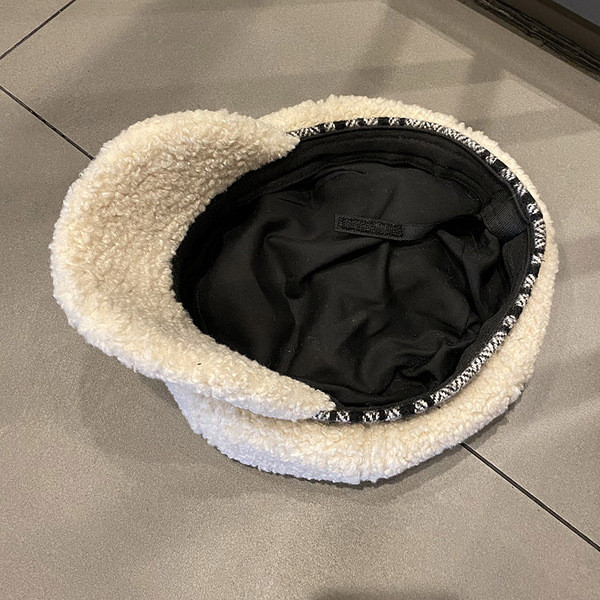 Női pehelysapka kockás napellenzővel