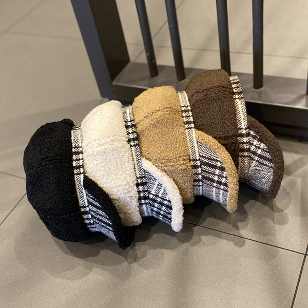 Női pehelysapka kockás napellenzővel