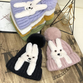 Modern női sapka plüss nyúllal és pehellyel