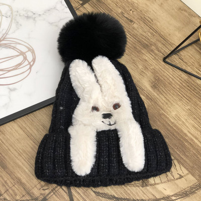Modern női sapka plüss nyúllal és pehellyel