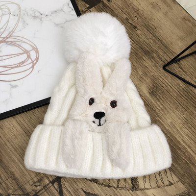 Modern női sapka plüss nyúllal és pehellyel
