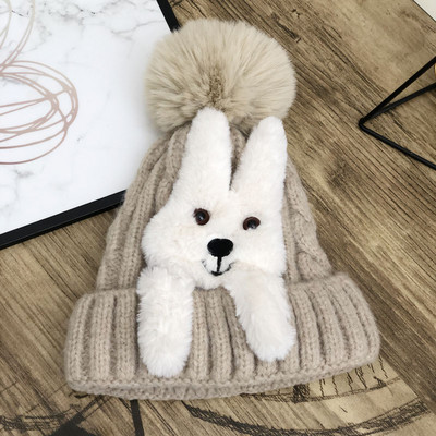 Modern női sapka plüss nyúllal és pehellyel