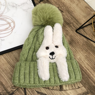 Modern női sapka plüss nyúllal és pehellyel