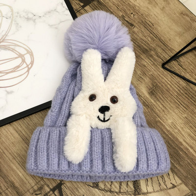 Modern női sapka plüss nyúllal és pehellyel